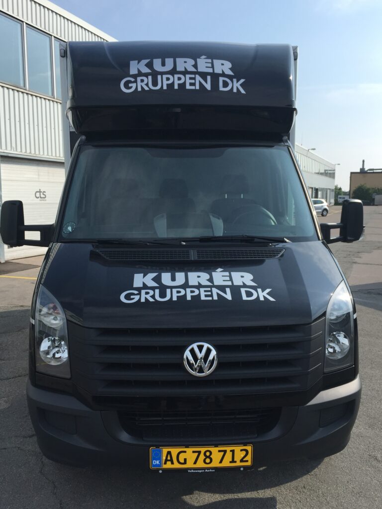 Kurergruppen sort lastbil